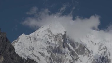 Kar Pelerinli Langtang Lirung Dağları Himalaya Dağları Bulutlu Gökler Kyanjin Ri Gompa Köyü 'nden görüldü