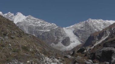 Güzel kar tepeli Himalaya Dağları Buzul nehri ile birlikte engebeli yüksek irtifada yükseliyor.