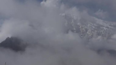 Kar Pelerinli Langtang Lirung Dağları Himalaya Dağları Bulutlu Gökler Kyanjin Ri Gompa Köyü 'nden görüldü