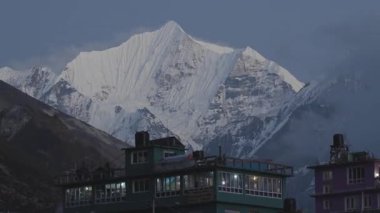 Kyanjin Gompa, Nepal - 26 Ekim 2024: Himalayalar 'ın Trekking Route bölgesindeki Çay Dükkanı ve Kar Dağları manzarası