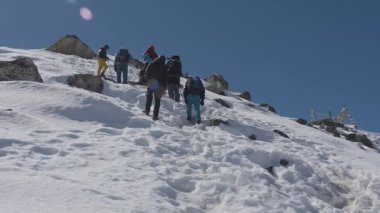 Tserko Ri, Langtang, Nepal - 10 Ocak 2025: Kyanjin Gompa 'nın Yala Zirvesi' ndeki Dağcılar