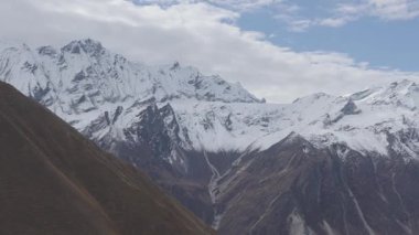 Nepal, Kyanjin Gompa 'daki Himalayalar' da Tserko Ri 'den görülen Langtang Ulusal Parkı' nın karlı dağları.