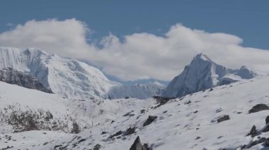 Nepal, Kyanjin Gompa 'daki Himalayalar' da Tserko Ri 'den görülen Langtang Ulusal Parkı' nın karlı dağları.
