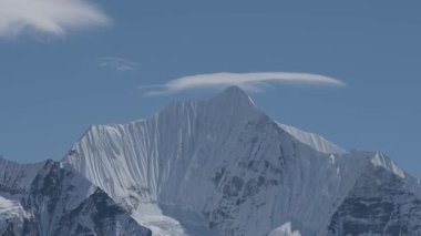 Nepal, Kyanjin Gompa 'daki Himalayalar' da Tserko Ri 'den görülen Langtang Ulusal Parkı' nın karlı dağları.