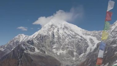Nepal, Kyanjin Gompa 'daki Himalayalar' da Tserko Ri 'den görülen Langtang Ulusal Parkı' nın karlı dağları.