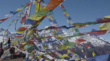 Tserko Ri, Langtang, Nepal - 10 Ocak 2025: Kyanjin Gompa 'daki Trekkers tepesinde