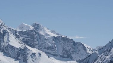 Nepal, Kyanjin Gompa 'daki Himalayalar' da Tserko Ri 'den görülen Langtang Ulusal Parkı' nın karlı dağları.