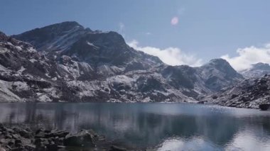Gosaikunda 'nın Yüksek İrtifa Buzul Gölü. Himalaya dağlarındaki Hindular için kutsal bir yolculuk.