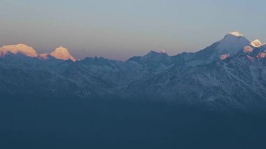 Nepal 'in Himalaya Dağları' nda güzel bir sabah güneşi. Arka planda Langtang Lirung ve Gosaikunda yolu var.
