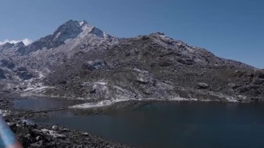 Gosaikunda 'nın Yüksek İrtifa Buzul Gölü. Himalaya dağlarındaki Hindular için kutsal bir yolculuk.