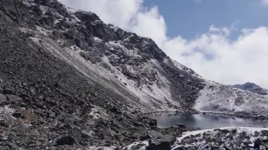 Himalaya Dağları 'ndaki Mavi Buzul Gölü. Lauribina Geçidi' ndeki Bhairab Kunda Gölü.