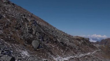 Gosaikunda 'nın Yüksek İrtifa Buzul Gölü. Himalaya dağlarındaki Hindular için kutsal bir yolculuk.