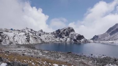 Himalaya Dağları 'ndaki Mavi Buzul Gölü. Lauribina Geçidi' ndeki Bhairab Kunda Gölü.