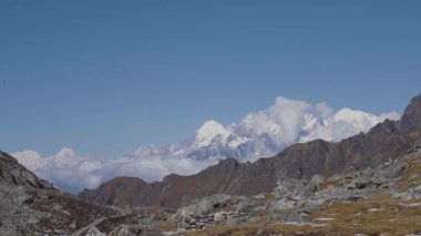 Nepal 'in Himalaya Dağları' nda güzel bir sabah güneşi. Arka planda Langtang Lirung ve Gosaikunda yolu var.