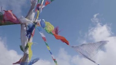 Himalaya Dağları 'ndaki Mavi Buzul Gölü. Lauribina Geçidi' ndeki Bhairab Kunda Gölü.