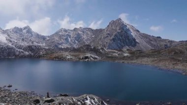 Himalaya Dağları 'ndaki Mavi Buzul Gölü. Lauribina Geçidi' ndeki Bhairab Kunda Gölü.