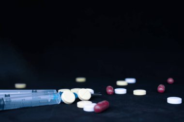 Uyuşturucuya Hayır deyin, Uyuşturucuyla Mücadele Bilinç ve Enjeksiyon Tasarımı İlaçları, Şırıngayla