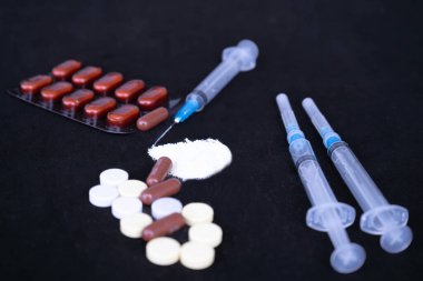 Uyuşturucuya Hayır deyin, Uyuşturucuyla Mücadele Bilinç ve Enjeksiyon Tasarımı İlaçları, Şırıngayla