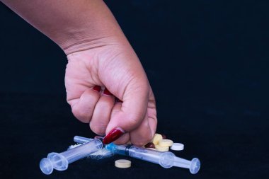 Uyuşturucuya Hayır deyin, Uyuşturucuyla Mücadele Bilinç ve Enjeksiyon Tasarımı İlaçları, Şırıngayla