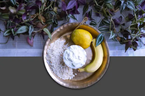 Mangolu yoğurt ve pirinç gevreği, Nepal 'de Ulusal Paddy Günü Özel Yemekleri, Muz Dahi Chiura