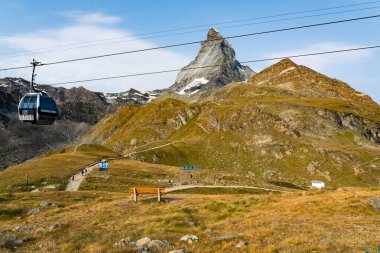 Zermatt, Visp, İsviçre - 19 Ağustos 2025: Zermatt 'tan Schwarzsee' ye Matterhorn Express teleferiğine binmek, arka plan boyunca uzanan muhteşem İsviçre Alpleri sıradağları.