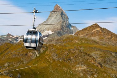 Zermatt, Visp, İsviçre - 19 Ağustos 2025: Zermatt 'tan Schwarzsee' ye Matterhorn Express teleferiğine binmek, arka plan boyunca uzanan muhteşem İsviçre Alpleri sıradağları.