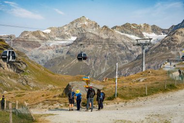 Zermatt, Visp, İsviçre - 19 Ağustos 2025: Zermatt 'tan Schwarzsee' ye Matterhorn Express teleferiğine binmek, arka plan boyunca uzanan muhteşem İsviçre Alpleri sıradağları.