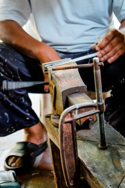 Atölyede çalışan Metal işçisinin resmi