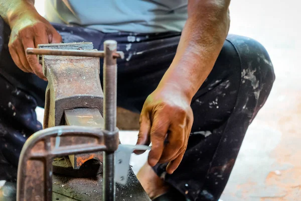 Bild Des Metallarbeiters Bei Der Arbeit Der Werkstatt — Stockfoto