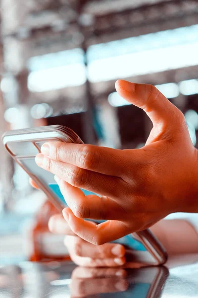 Teenagermädchen Sms Auf Ihrem Handy — Stockfoto
