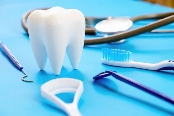 青の背景に歯科モデルや歯科機器 歯科背景の概念イメージ 歯科衛生の背景 — ストック写真