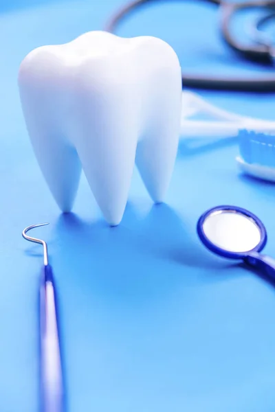 Dentalmodell Und Zahnärztliche Ausrüstung Auf Blauem Hintergrund Konzeptbild Des Zahnärztlichen — Stockfoto
