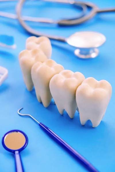Dentalmodell Und Zahnärztliche Ausrüstung Auf Blauem Hintergrund Konzeptbild Des Zahnärztlichen — Stockfoto