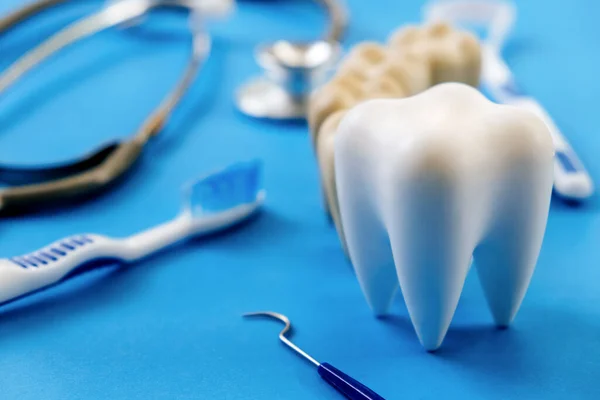 蓝色背景的牙模和牙科设备 牙科学概念 — 图库照片