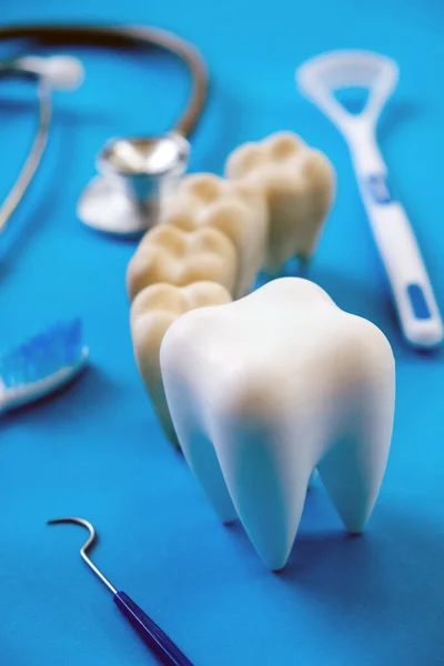 Dentalmodell Und Zahnärztliche Ausstattung Auf Blauem Hintergrund Konzept Der Zahnmedizin — Stockfoto