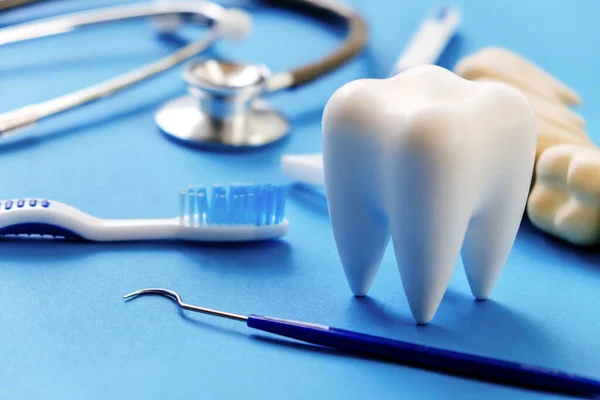 Mavi Arka Planda Diş Modeli Diş Donanımı Diş Hekimliği Konsepti — Stok fotoğraf