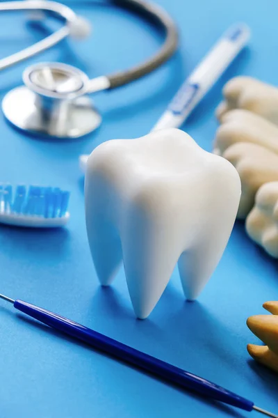 Dentalmodell Und Zahnärztliche Ausstattung Auf Blauem Hintergrund Konzept Der Zahnmedizin — Stockfoto