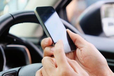 bir araba içinde bir cep telefonu kullanarak görüntü