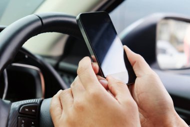 bir araba içinde bir cep telefonu kullanarak görüntü