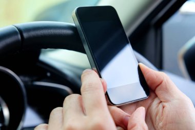 bir araba içinde bir cep telefonu kullanarak görüntü