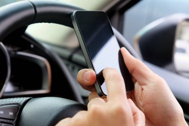 bir araba içinde bir cep telefonu kullanarak görüntü