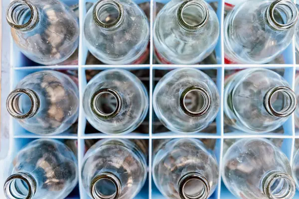 Tomma Flaskor Glas Rad — Stockfoto