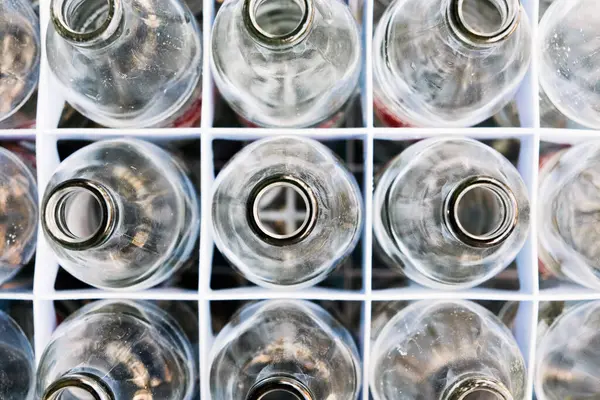 行の空ボトル ガラス — ストック写真