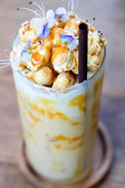 Ledová Karamelová Káva Šlehačkou Karamelovým Popcornem Dřevěném Stole — Stock fotografie