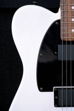 Gitar amplifikatörünün arka planında elektro gitar var. Yakın plan..