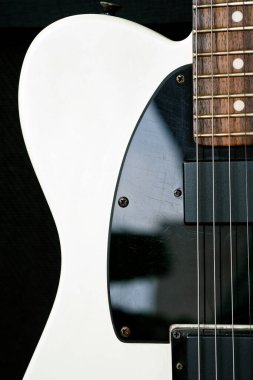 Gitar amplifikatörünün arka planında elektro gitar var. Yakın plan..
