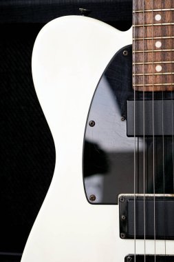 Gitar amplifikatörünün arka planında elektro gitar var. Yakın plan..