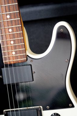 Bir kayıt stüdyosunda elektro gitar. Elektro gitarın yakın plan görüntüsü.