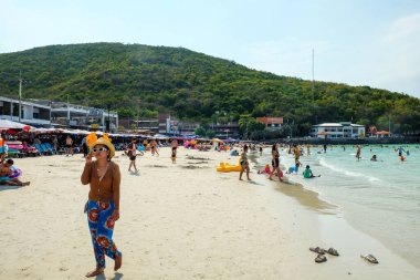 PATTAYA, THAILAND - 25 Mart 2024: Koh Lan, Pattaya, Chonburi Eyaleti, Tayland 'daki Nual Beach' te kimliği belirsiz kişiler