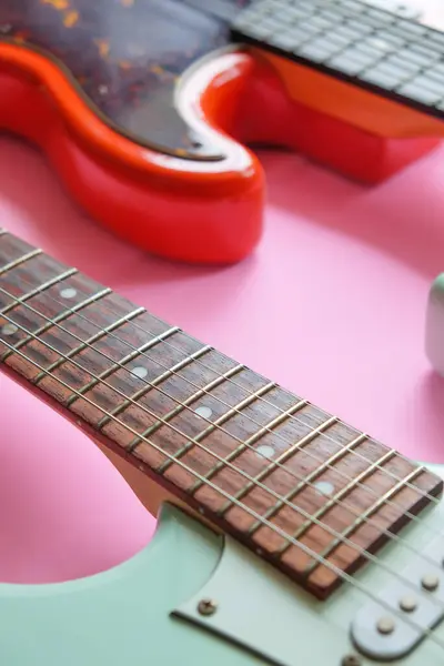 コピースペースとピンクの背景にエレクトリックギターとベースギター — ストック写真